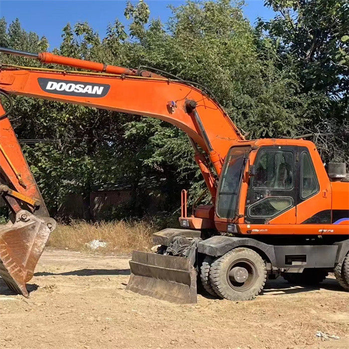 কম দাম 22 টন ব্যবহৃত কোরিয়ান চাকা খননকারী Doosan DX 210W-7 কম কাজের ঘন্টা সঙ্গে