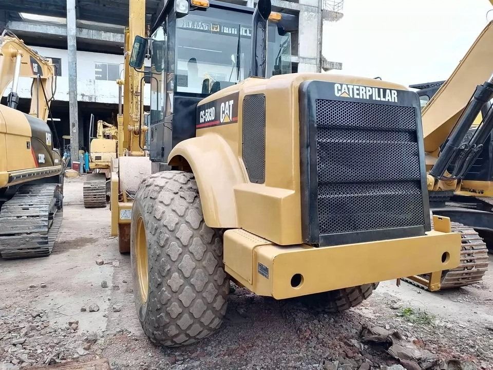 ভাল অবস্থায় CAT CS-583D ভিব্রেশন সিঙ্গল ড্রাম রোড রোলার মূল খুচরা যন্ত্রাংশ সহ