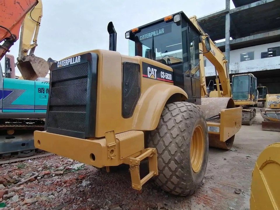ভাল অবস্থায় CAT CS-583D ভিব্রেশন সিঙ্গল ড্রাম রোড রোলার মূল খুচরা যন্ত্রাংশ সহ