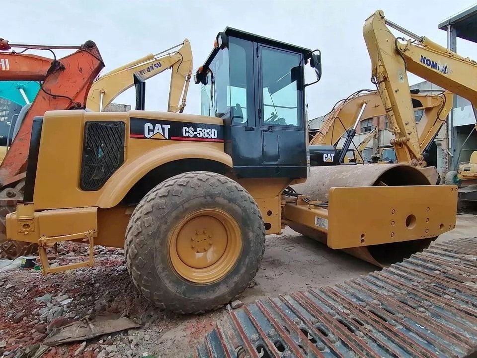 ভাল অবস্থায় CAT CS-583D ভিব্রেশন সিঙ্গল ড্রাম রোড রোলার মূল খুচরা যন্ত্রাংশ সহ