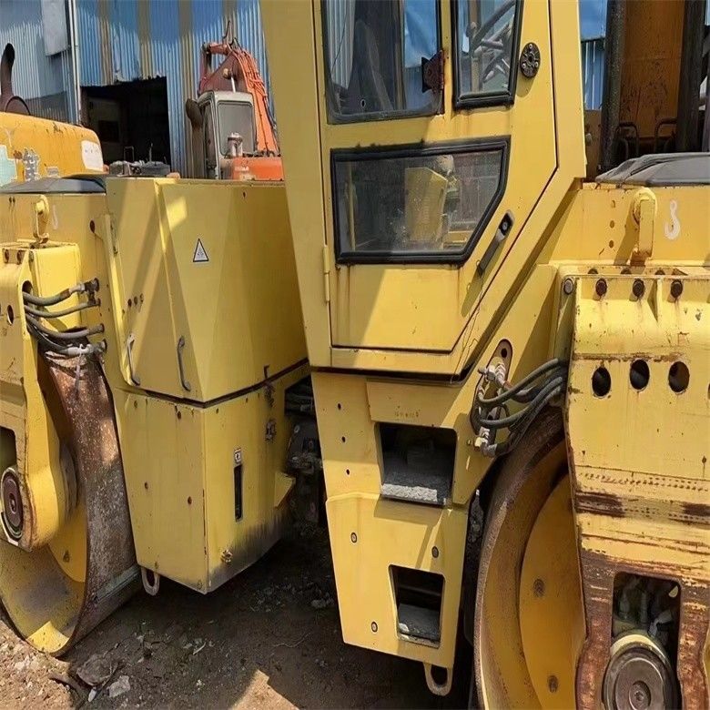 10 টন অপারেটিং ওজন ব্যবহৃত BOMAG BW 202 AHD-2 রোড রোলার এবং কর্মক্ষমতা গ্যারান্টিযুক্ত