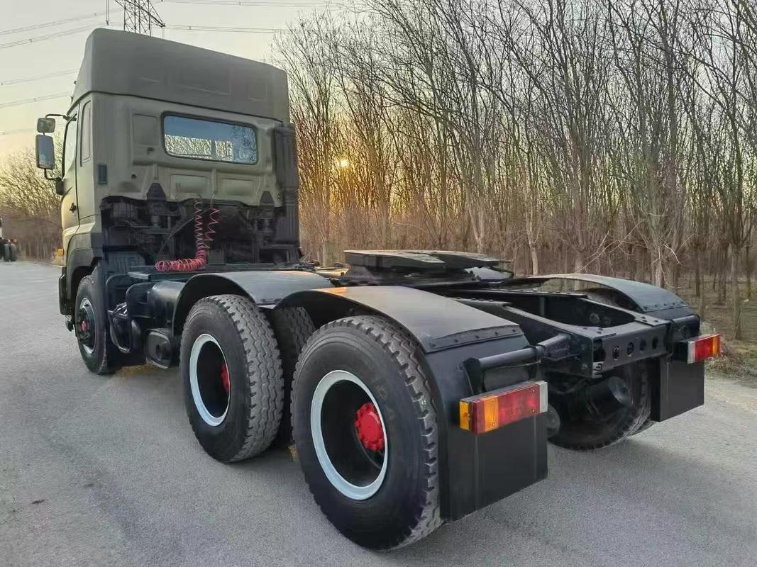 ব্যবহৃত HINO 700 ট্রাক্টর ট্রাক পরিবহনের দৈর্ঘ্য 7.18 মিটার মূল রঙ